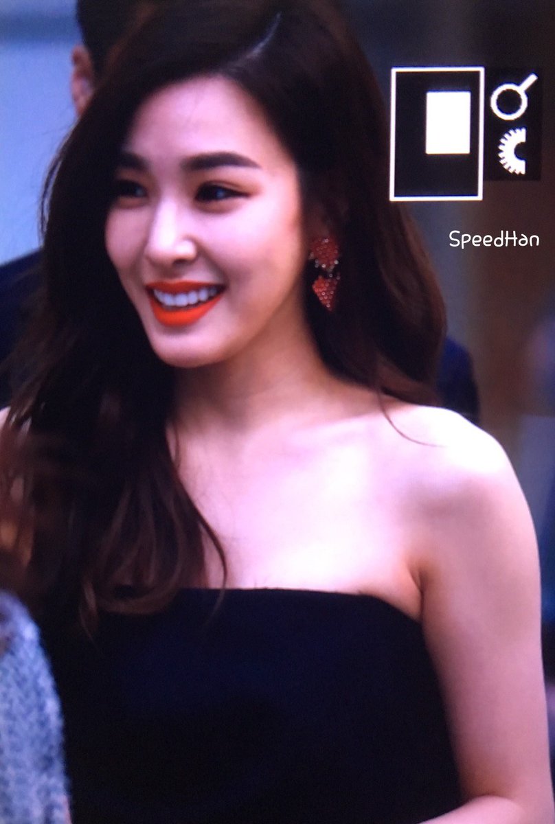 [PIC][29-03-2017]Tiffany - HyoYeon và SeoHyun tham dự sự kiện ra mắt BST Thu - Đông của thương hiệu "PUSHBUTTON" trong khuôn khổ "2017 S/S HERA Seoul Fashion Week" vào chiều nay - Page 2 C8E54ItUwAA3jpX