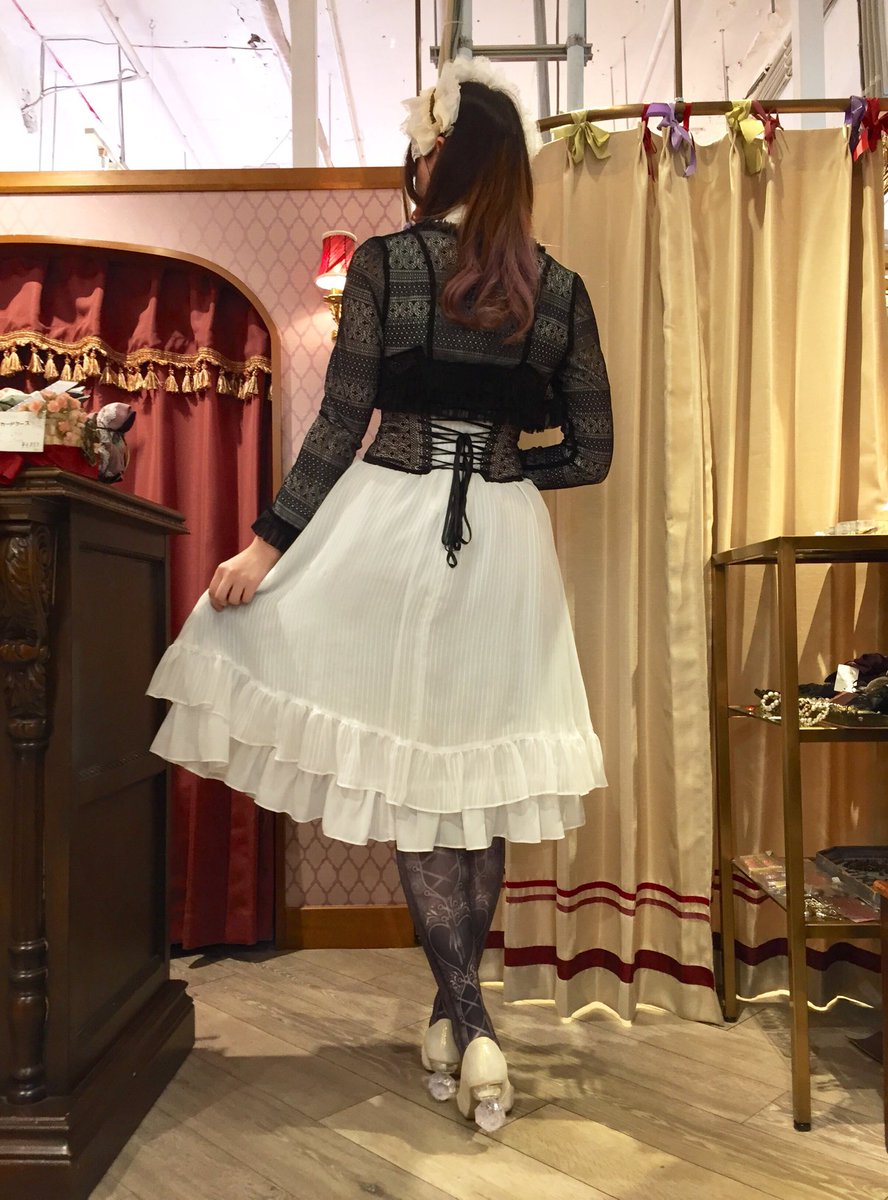 ট ইট র アビエタージュ ラフォーレ原宿店 コーディネート紹介 真っ白なヴィンテージワンピースが主役のドール風コーデ 軽い素材感のボレロ とワンピースはこれからの季節におすすめです フラワーレースボレロ ドーリーリボンコルセット コルセット