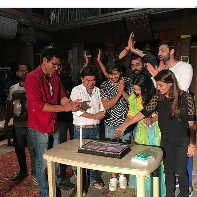 TellyTalkIndia's tweet photo. Team #Ghulaam celebrates completing 50 episodes. #NitiTaylor #ParamSingh

RT🔁, if you want them to complete 1000 episodes soon! https://t.co/ruW2Z9r106