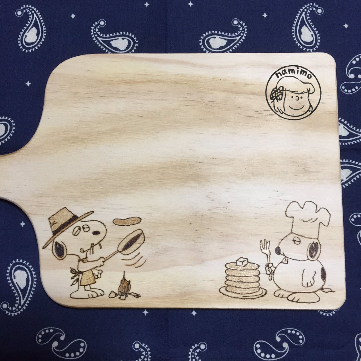 ｎａｍｉｍｏ お料理乗せれる用 お友だちにいただいたチョコの箱についてるイラストがかわいくて 焼いたはいいけど ウッドバーニングしてるお友だちの作ったのと デザインかぶっちゃってた ウッドバーニング スヌーピー カッティングボード
