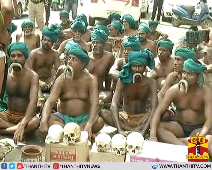 ThanthiTV's tweet photo. டெல்லியில் தமிழக விவசாயிகள் பாம்பு கறி உண்ணும் போராட்டம் நடத்தி வருகின்றனர்
#TNFarmers #FarmersProtest #SnakeMeat #Delhi https://t.co/iVOKECIHZz