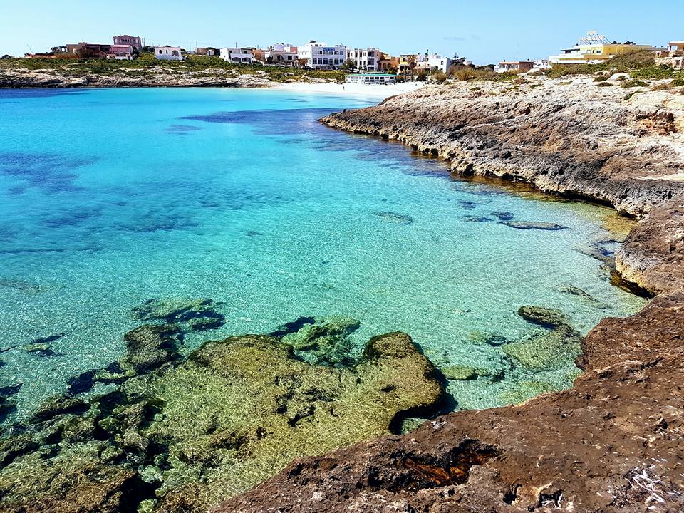 Italia_jpn's tweet photo. 海の中からブォンジョルノ😊 #Lampedusa ph Pietro Tuccio #vistsicilyinfo #calacroce #guitgia #isoladeiconigli https://t.co/trgHkKJtog #ilikeitaly #loveイタリア https://t.co/4tH0Q4OXkm