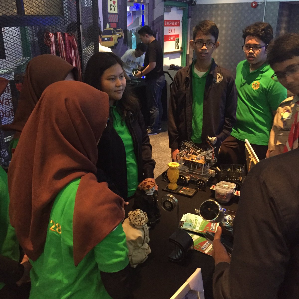 atamerica's tweet image. Kita sedang siap-siap untuk program #RoboticsFair nanti sore, nih! Yuk absen siapa aja yg bakal dtg! :D