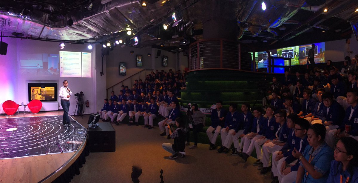 atamerica's tweet image. Adi dari Komunitas Robot Indonesia sedang memberikan sesi ttg apasih komunitas robot Indonesia itu? #RoboticsFair