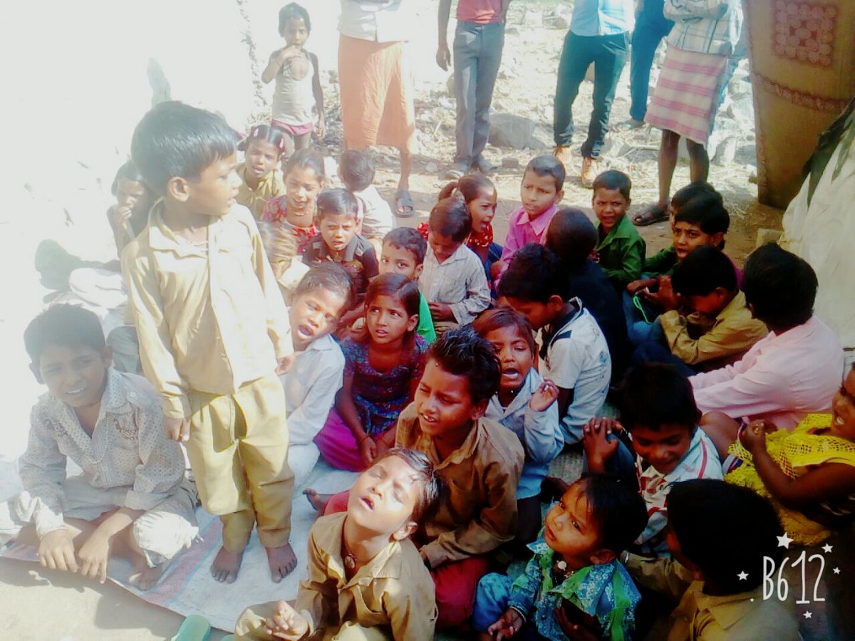 IAmJitendraa's tweet photo. लोगो का विश्वास @Uppolice पर बढ़ने लगा तभी @jhansipolice #street पाठशाला की तर्ज पर बरुआसागर के युवाओने पुलिस की मददसे #streetclass शुरूकी https://t.co/NHoCtBFZ3h