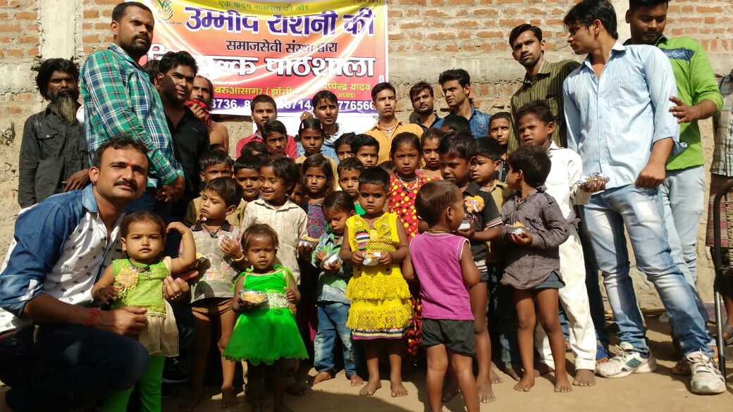 IAmJitendraa's tweet photo. लोगो का विश्वास @Uppolice पर बढ़ने लगा तभी @jhansipolice #street पाठशाला की तर्ज पर बरुआसागर के युवाओने पुलिस की मददसे #streetclass शुरूकी https://t.co/NHoCtBFZ3h