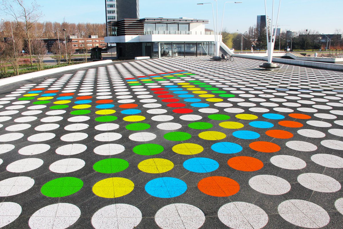 Nice! De eerste vrijwilligers hebben zich gemeld om hun stip in te kleuren. Twister ook mee! nicenieuwwest.nl/2017/03/28/sch… #Nieuwwest #streetart