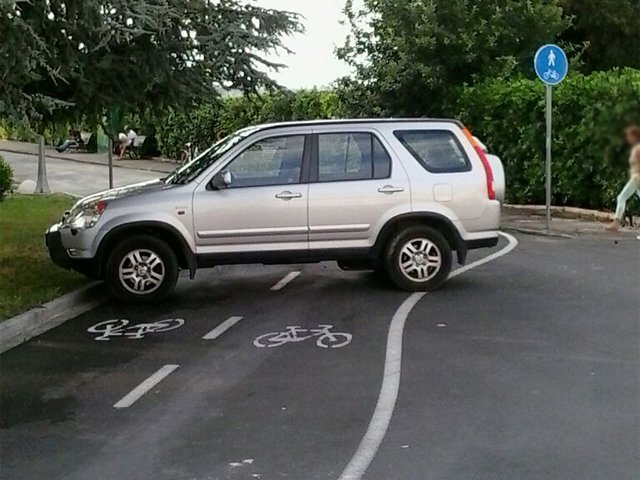 bikeitalia_it's tweet photo. Parcheggi l’auto sulla ciclabile? 6 mesi di prigione in caso di incidente mortale https://t.co/yojAMdWFmh https://t.co/AIbtGsu2J2