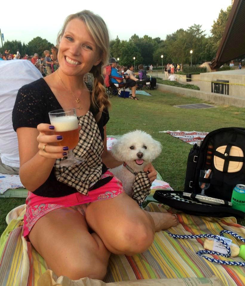 Enjoying the picnic #upskirt #milf #nopanties.