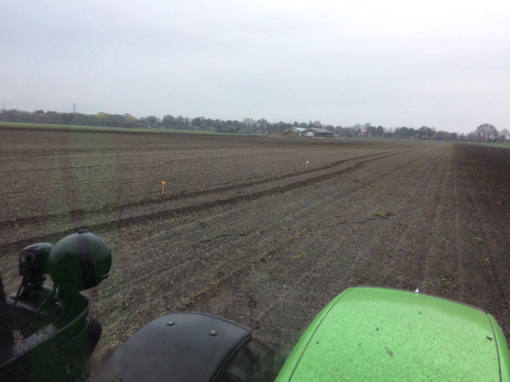 Nieuw leven op de akkers. 😃 ondanks de duizenden euro's investering in gps gaan we d'r netjes om toe 😉
