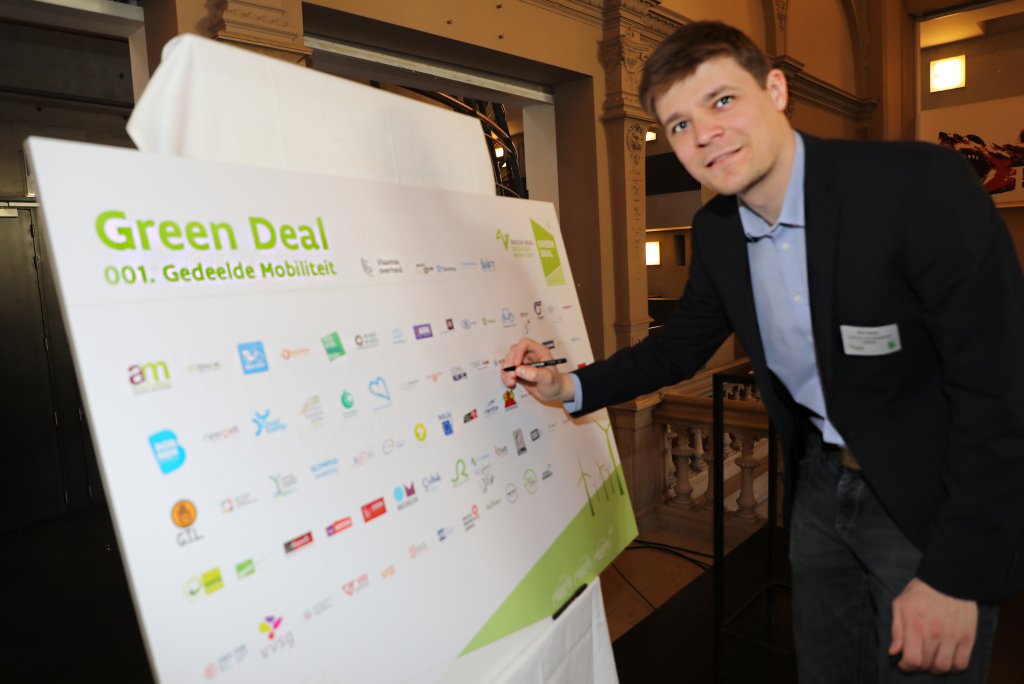 IMOB_UHasselt's tweet photo. IMOB ondertekent Green Deal Gedeelde Mobiliteit. Op weg naar #duurzamemobiliteit tegen 2020 @vlaamseoverheid https://t.co/NoFbKxmnQd https://t.co/Zs3kBnpsbu