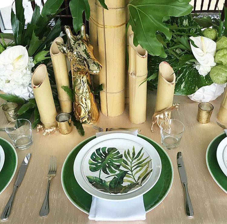 For your tropical themed wedding, this table setting is such a great alternative! Credit: smitten_events. #bridestory