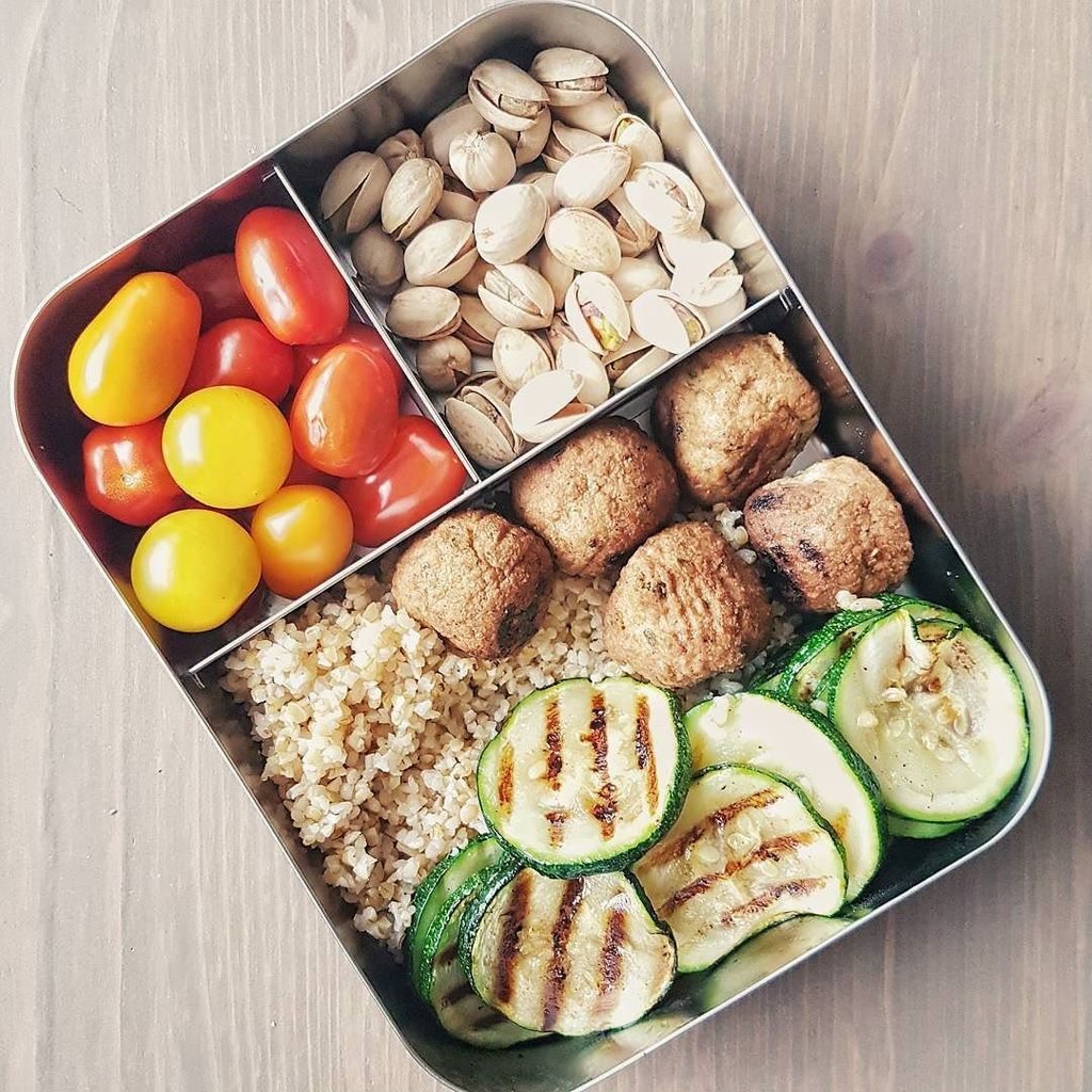 answerisfood's tweet image. Lunchbox van de dag: falafel, bulgur en gegrilde courgette. Als snacks wat pistache nootjes en tomaatjes. 
#lunchb… ift.tt/2nzDnFP
