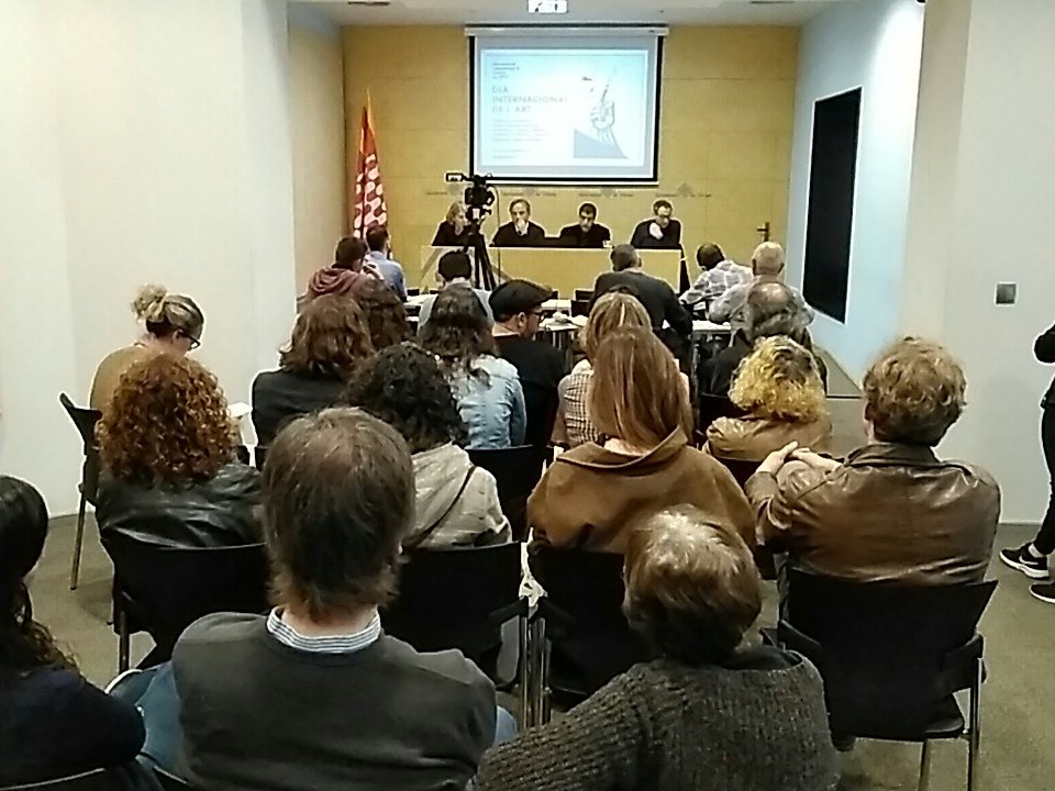 Descantia's tweet photo. A la presentació del Dia Internacional de l'Art de #Girona, on el nostre dissenyador ha guanyat el premi del cartell. Felicitats Luis! https://t.co/N5zHPWe5NG