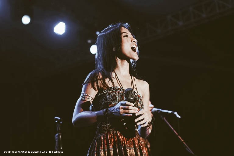 Menunggang Hujan di Berisik Gue Berisi #Galeri padangonstage.com/2017/03/29/men…