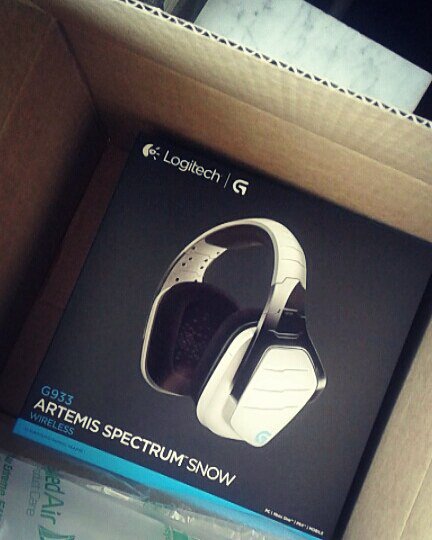 Ninadores's tweet photo. Happiness in a box within a box! @LogitechG #G933 #ArtemisSpectrum #Snow #WirelessGamingHeadset https://t.co/hrndfC6kFT