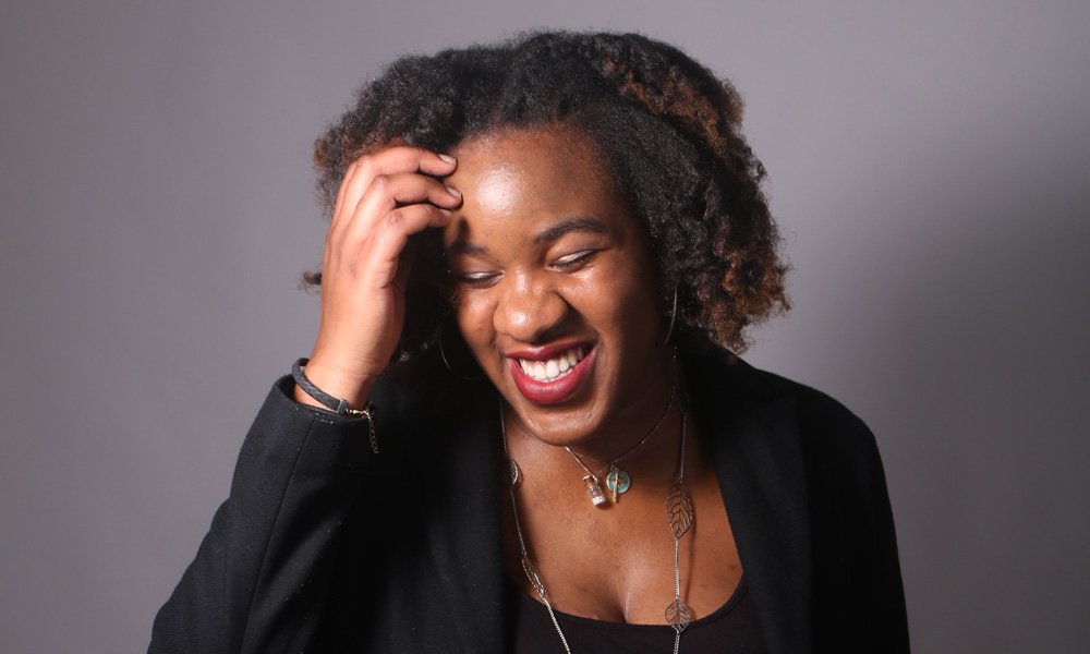 Laura Nsafou alias <a href="/mrsxroots/">Mrs Roots</a> veut ajouter sa voix à la littérature afropéenne cheekmagazine.fr/culture/laura-…