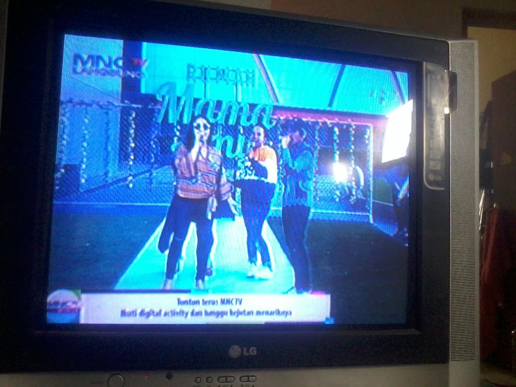 ayuntpp's tweet photo. @rinafauziah771 @AlvaroMaldini1 Noww!! @AlvaroMaldini1 feat Ka Gigi "Cinta dan Rahasia" #AldyMaldiniAtRumahMamaAmy https://t.co/Vt3SEgYpK6