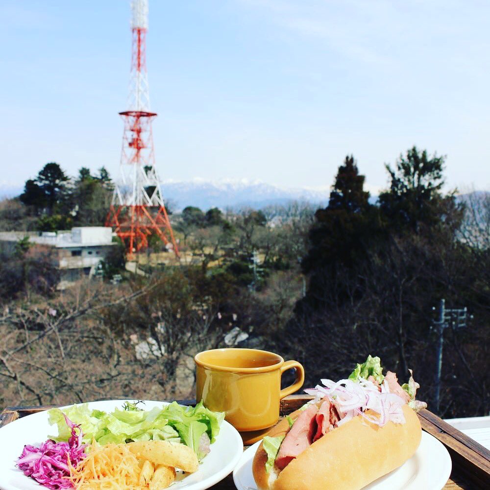 ASUWAYAMA_DECK's tweet photo. 空がだんだん春めいてきました。
桜の枝もほのかに桃色。
もうすぐ咲くかな。

#モーニング
#春休み満喫
#桜 https://t.co/vYGmYfb68T