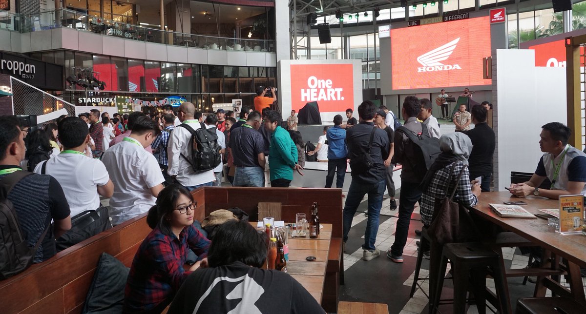 Tuhkan Brosis, udah rame aja disini! Ada banyak temen-temen dari komunitas nih. Makin penasaran kan Brosis! Welovehonda jadi nggak sabar nih