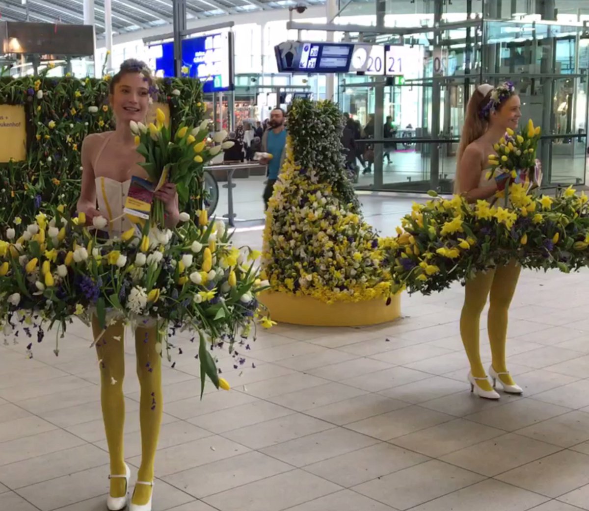 De lente is vanmorgen feestelijk verwelkomd op Utrecht CS ad.nl/utrecht/bloeme…