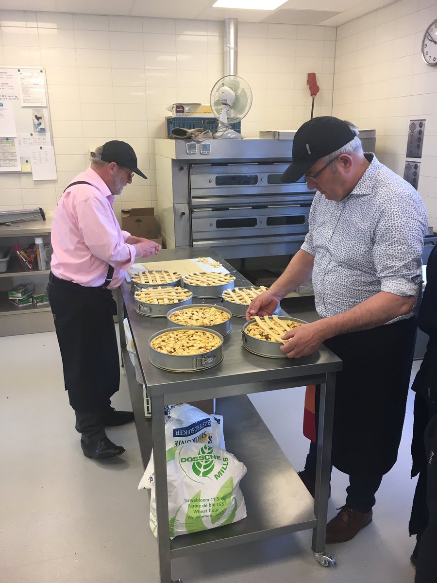 Vandaag hebben we hulp van de wethouders @pietdeklein en Jan Kersten in de bakkerij! #handenuitdemouwen #mvo <a href="/gem_Beuningen/">Gemeente Beuningen</a> <a href="/droombeuningen/">DROOM! Beuningen</a>
