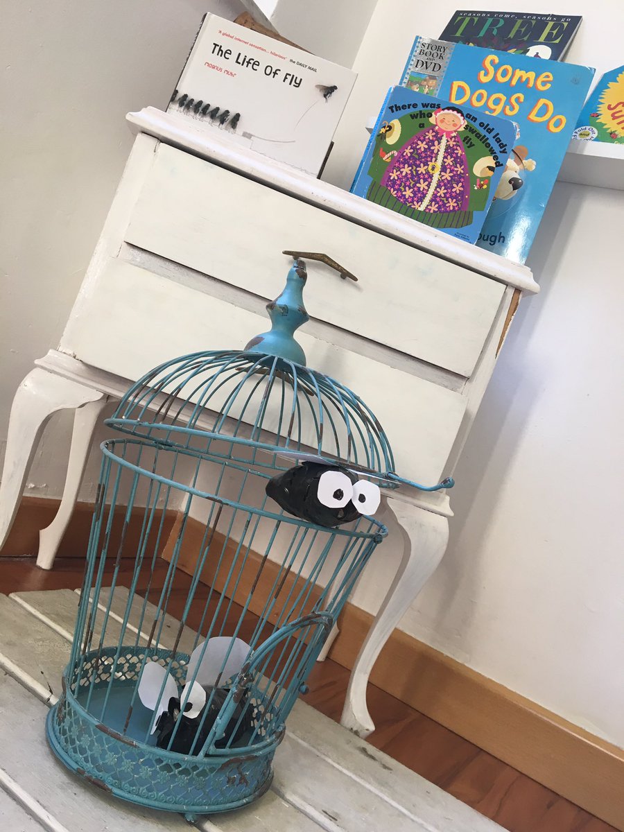 unpuntocurioso's tweet photo. Hoy #leemoseninglés y jugamos "Catch The Fly!" #youcanfly #creativity #reading #English #fingerplays #lifeoffly #Salamanca #lectura #niños https://t.co/ZmFWv7sMec