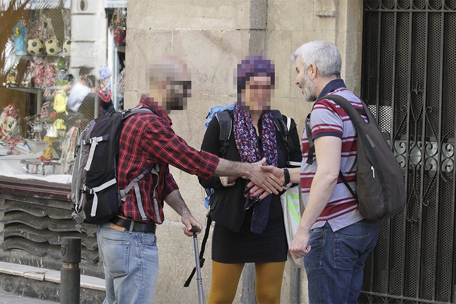 La_Directa's tweet photo. #ÚLTIMAHORA |  Una inspectora de @bcn_ajuntament es troba dins del pis turístic il·legal https://t.co/lrRqvdgnw0 #NoEnsFaranFora https://t.co/CWL3c7Dfcu