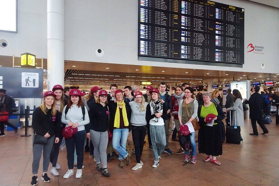 MoveWithAfrica's tweet photo. Grand départ direction le Sénégal pour les élèves de #Movewithafrica avec @Asmae_ONG ! Bon voyage à tous! #lalibrebelgique https://t.co/riLScR5PtW