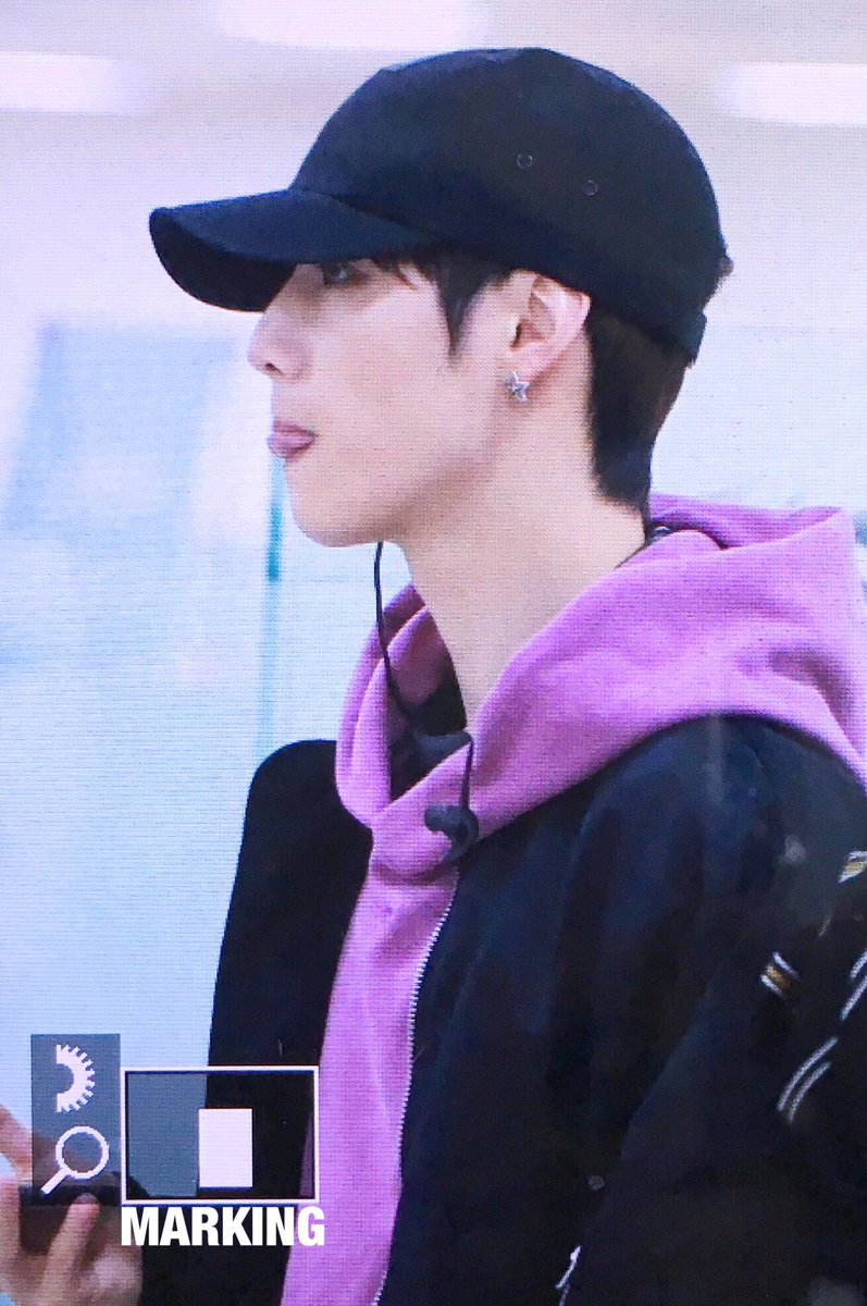 MARKing9394's tweet photo. 170329 GMP 도착 @mtuan93 

옆모습👌🏻

#GOT7 #갓세븐 #Mark #마크
#FLIGHTLOG #ARRIVAL #NeverEver https://t.co/cagbJ2Jcm2