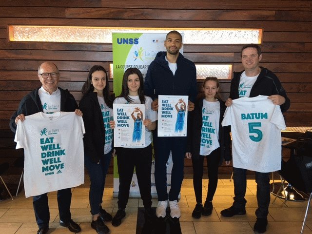 ehla_fr's tweet photo. 3 jeunes lycéennes de Bobigny invitées l‘importance d’une alimentation saine avec Nicolas Batum des Charlotte Hornets https://t.co/FRNDmq6bgE
