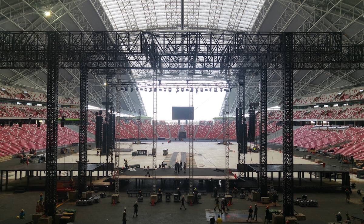 ColdplayMsia's tweet photo. 2 MORE DAYS~ On-going preparations day &amp; night to have everything up #ColdplaySingapore #AHFODTourSG https://t.co/nzBeLEIU3D