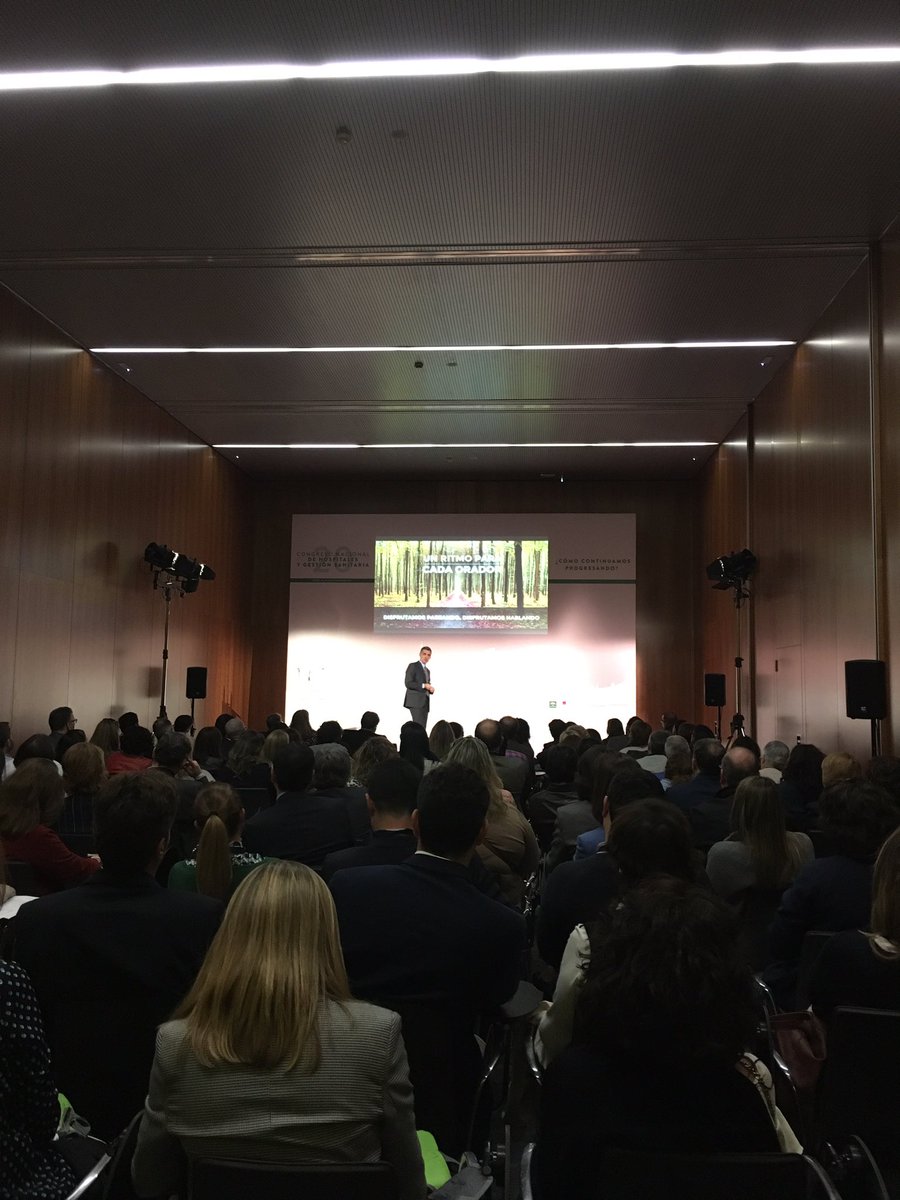 Escuchando y aprendiendo de <a href="/Reyero/">Reyero</a> en el taller competencias en comunicación. Sala llena y no me extraña 👏👏👏#hospitales2017