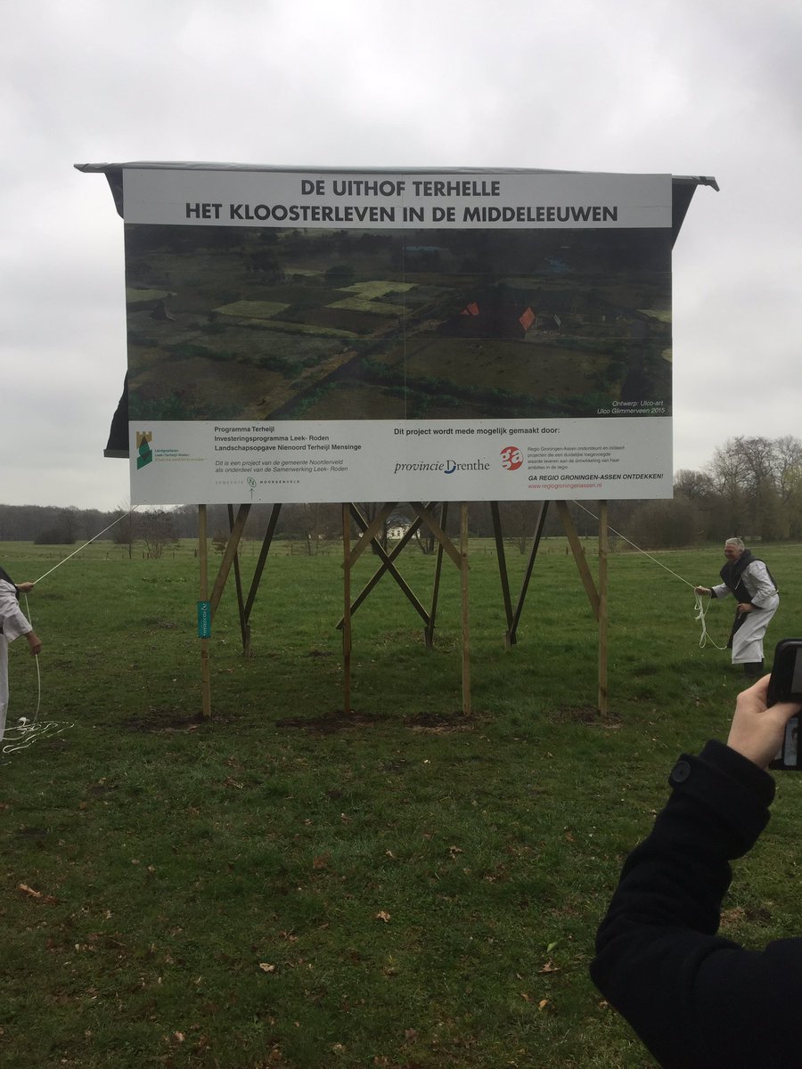 En het bord is onthult door monnik <a href="/HenkKosters/">Henk Kosters</a> #terhelle #terheijl <a href="/Noordenveld/">Gemeente Noordenveld</a>