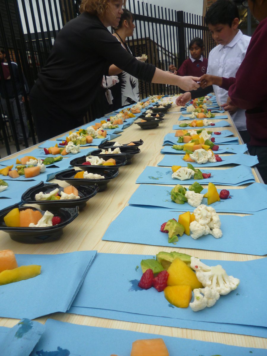 pinner_park's tweet photo. Students at Pinner Park did a taste test and ate a rainbow today 🌈 Mango was definitely the favourite! 🍎🥒🍊🥑🍍🍓🥕🍇🍉🍅🍒🍌 https://t.co/EP1My5m3Rk