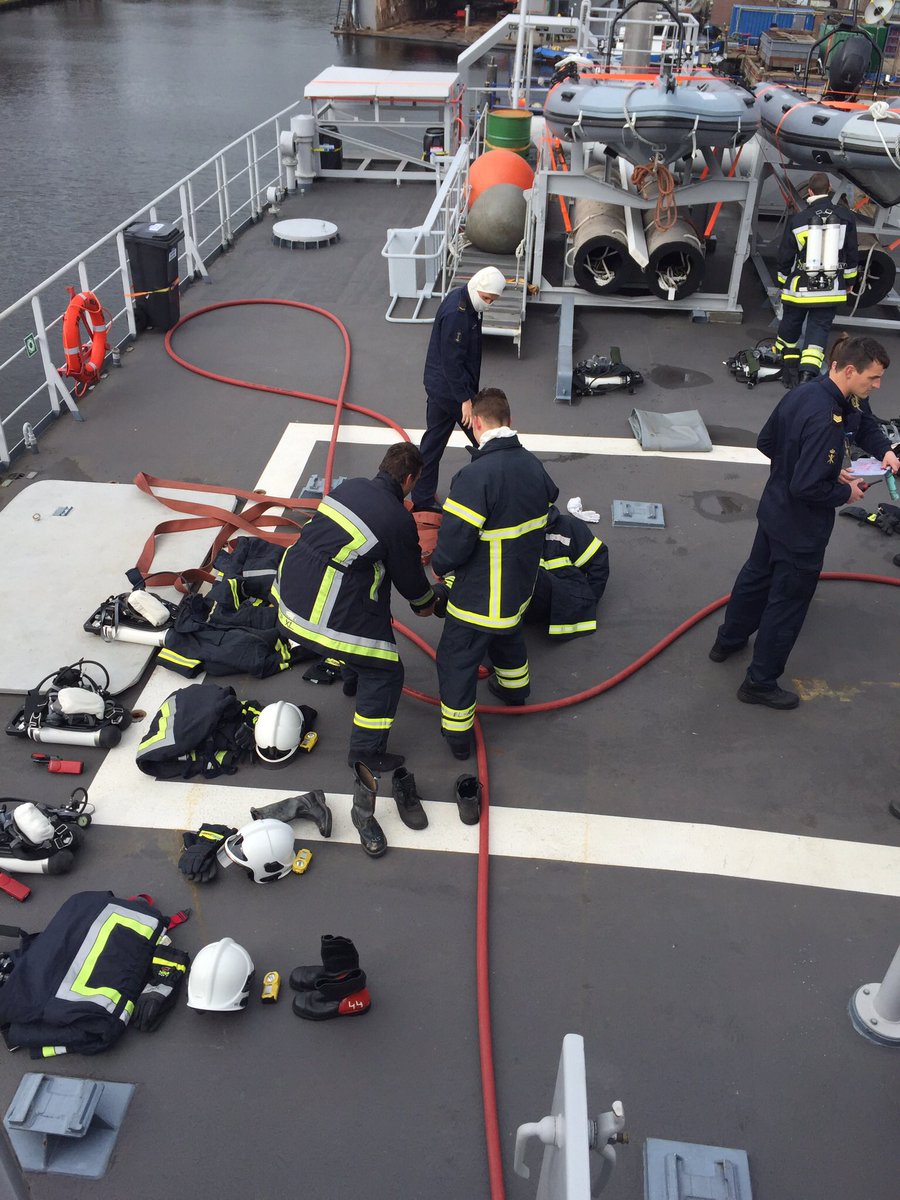 RikWoertman's tweet photo. Door veel te oefenen train je skills. Hier een brandoefening aan boord #zrmsmercuur onder leiding van #MOST. #fastcruise https://t.co/xlv8dxl37V