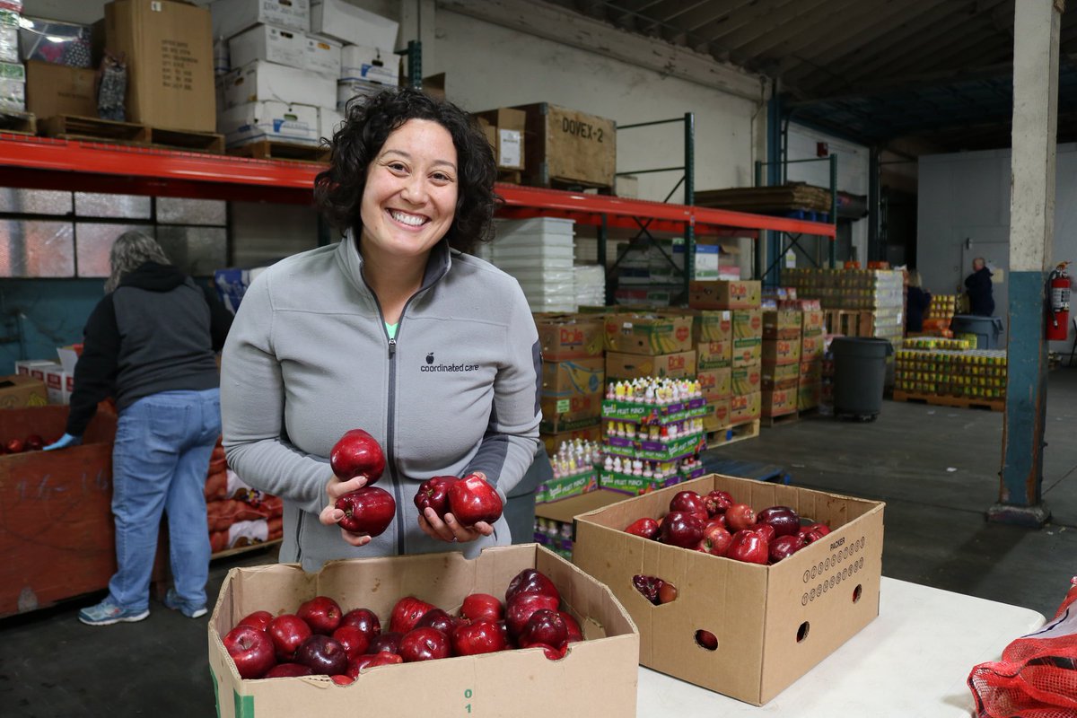 #lovemyjob 100 <a href="/efoodnet/">Emergency Food Network</a> #volunteers packed <a href="/RFHarvest/">Harvest Against Hunger</a> #apples in "Break Bags" going to low-income students over spring break.