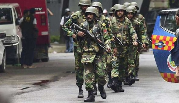 abpanandatv's tweet photo. #BangladeshPolice #MillitantAttack মৌলভী বাজারে তল্লাশি চলাকালীন বাংলাদেশ পুলিশের উপর গ্রেনেড, গুলি জঙ্গিদের https://t.co/mAqGPgEUMK https://t.co/U5CQfieqUT