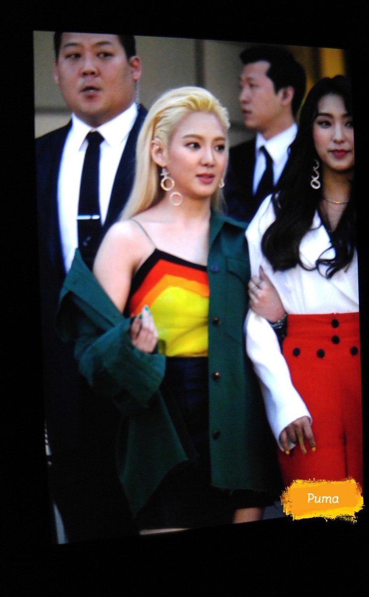 [PIC][29-03-2017]Tiffany - HyoYeon và SeoHyun tham dự sự kiện ra mắt BST Thu - Đông của thương hiệu "PUSHBUTTON" trong khuôn khổ "2017 S/S HERA Seoul Fashion Week" vào chiều nay - Page 2 C8FDE61V4AAkIKN