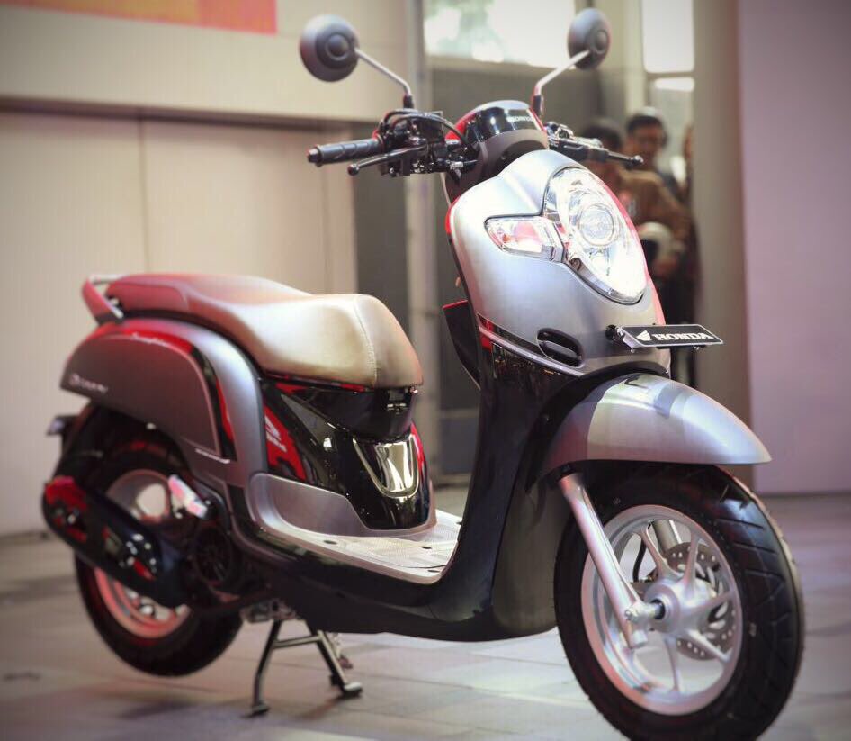 Selain Sporty, ada lagi varian dari #AllNewScoopy tipe Stylish. Yang ini emang keliatan stylish banget sih Brosis.