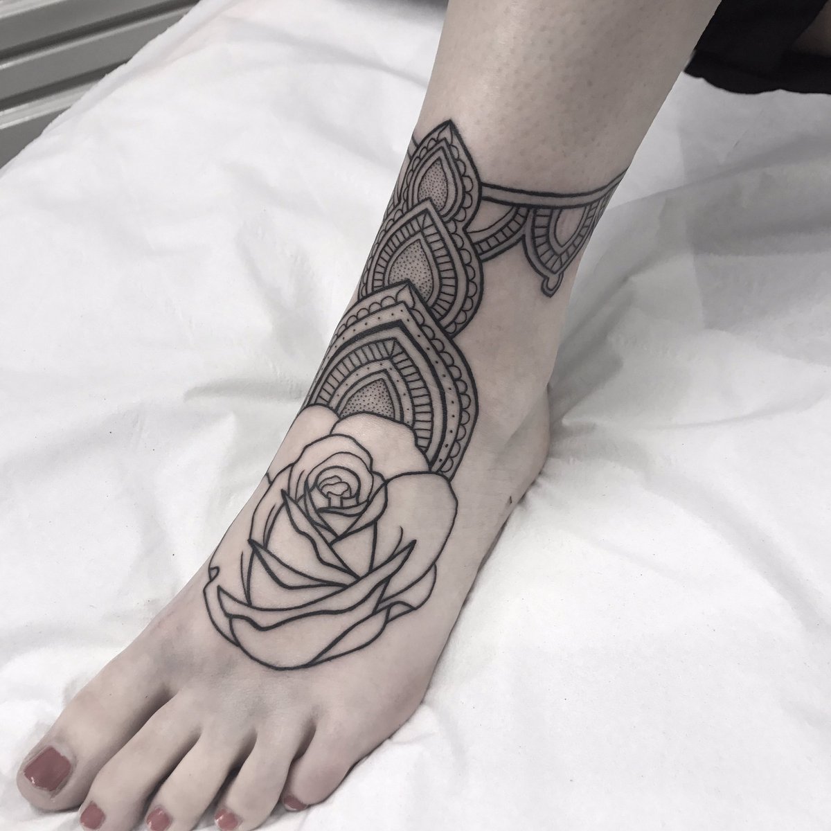 TeeHennessey's tweet photo. #Mehndi anklet and #rose.
.
#tattoo #mehnditattoo #patterwork #afflecks #northernquarter #nq #manchester #mcr @Afflecksfox @studioafflecks https://t.co/M3cVBYH3Mk