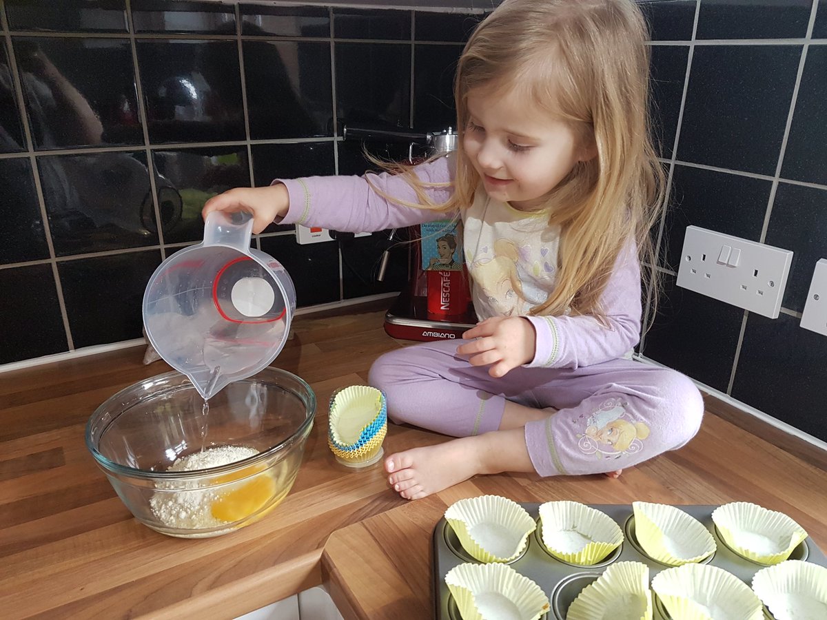 hellewell1989's tweet photo. Baking with the spotty one ๐๐ #bakingbuns #chickenpox https://t.co/Yt7Ct5cIJA
