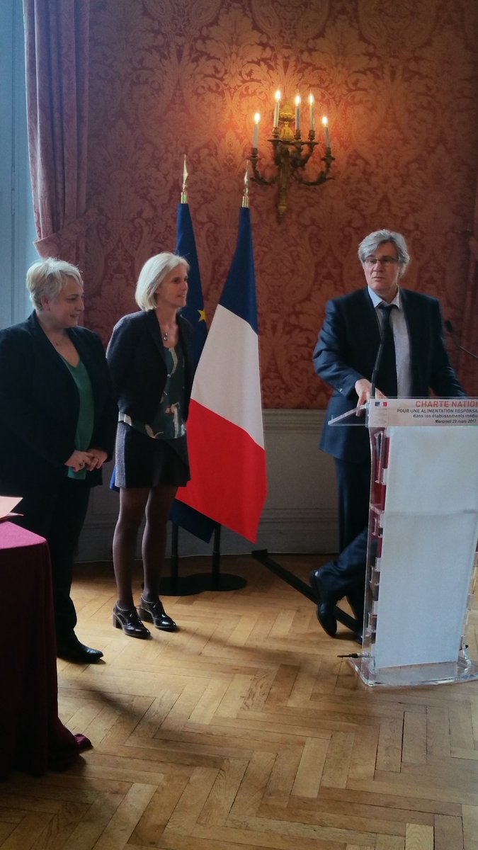 DidierSapy's tweet photo. Signature charte alimentation durable dans les #ESSMS @LeFoll2017 @Pascaleboistard @s_neuville @MarisolTouraine, @FNAQPA soutient #DD/RSE https://t.co/PfgsU4k3oB
