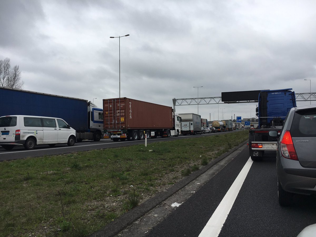 ARAankoopmak's tweet photo. Wanneer gaan die vrachtwagenchauffeurs eens opletten of ze niet te hoog zijn voor deze tunnel. Zo moeilijk kan dat niet zijn. #botlektunnel https://t.co/TaUg3ILeUP