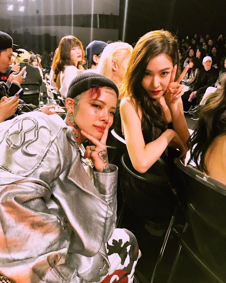 [PIC][29-03-2017]Tiffany - HyoYeon và SeoHyun tham dự sự kiện ra mắt BST Thu - Đông của thương hiệu "PUSHBUTTON" trong khuôn khổ "2017 S/S HERA Seoul Fashion Week" vào chiều nay - Page 4 C8FFlapVAAEdYtP