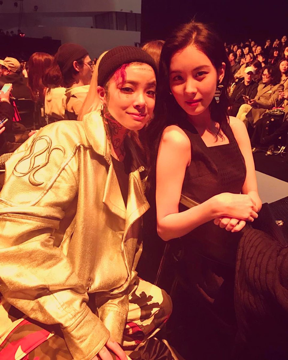 [PIC][29-03-2017]Tiffany - HyoYeon và SeoHyun tham dự sự kiện ra mắt BST Thu - Đông của thương hiệu "PUSHBUTTON" trong khuôn khổ "2017 S/S HERA Seoul Fashion Week" vào chiều nay - Page 4 C8FFmkrVwAA8C1O