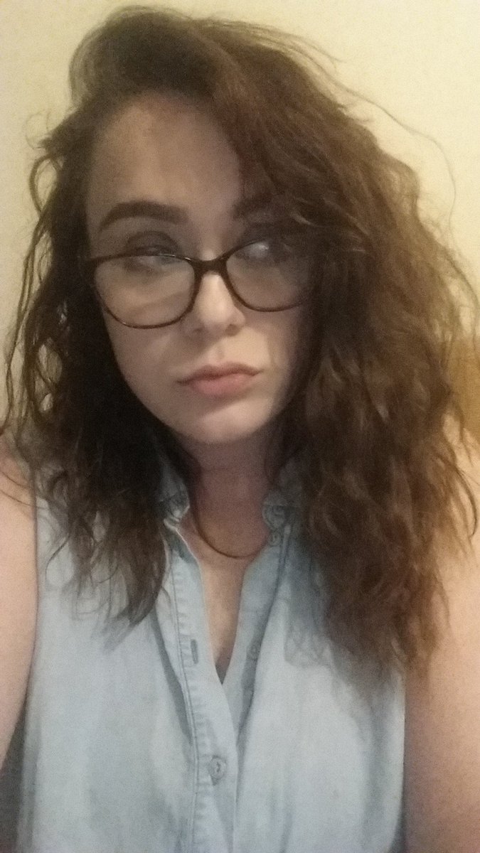 RozSharpe's tweet photo. When you try to make your hair nice and your boyfriend just compares you to Jon snow :( #fuckingmen https://t.co/pTt3XoGPhI
