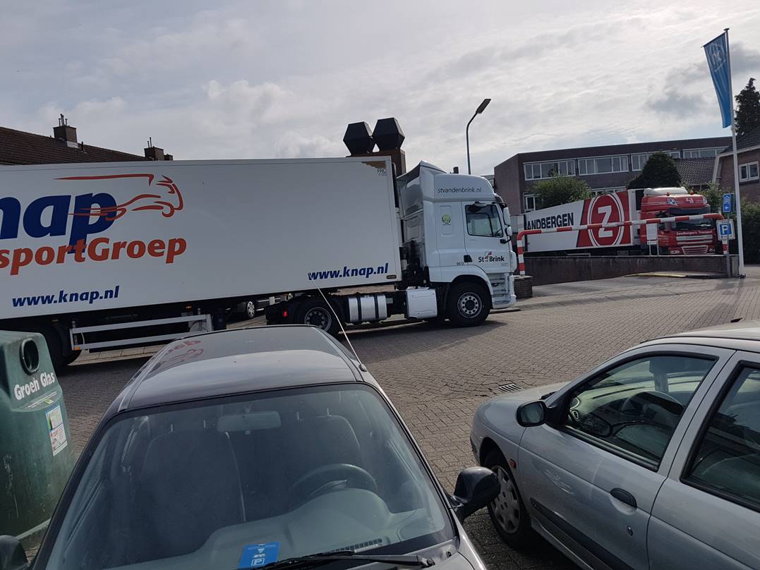 VriendenD's tweet photo. Eddy de Paepe analyseert de kansen op het parkeren in, onder en op de Keucheniushof, https://t.co/zY0Oe4kYqD https://t.co/824EGM8nRS