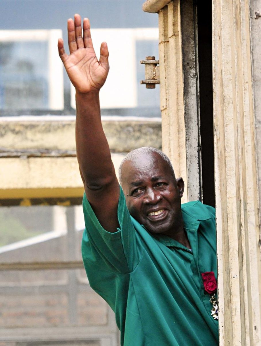 hrw_de's tweet photo. .@hrw_de ehrt in #Berlin #Menschenrechtler Pierre-Claver #Mbonimpa aus #Burundi. https://t.co/PfqSqk7Obr https://t.co/Go73AdvuK0
