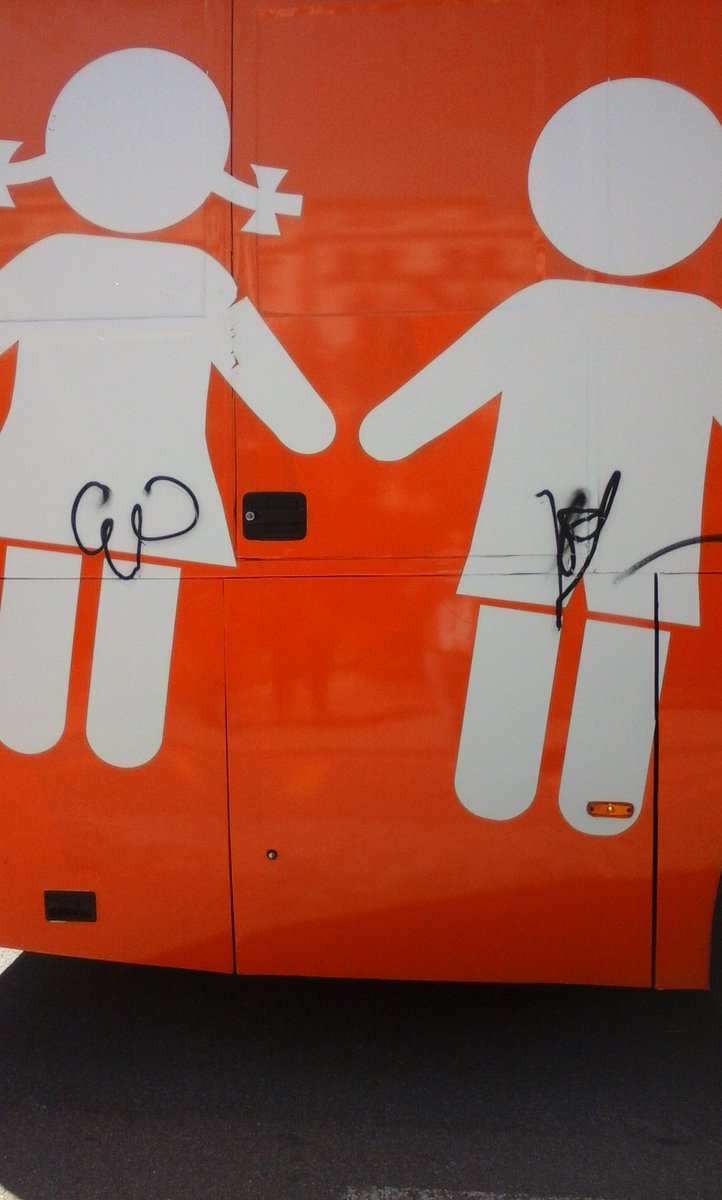 angel_munarriz's tweet photo. El autobús de HazteOír ha sido tuneado en Sevilla. https://t.co/51sUCNtHkN